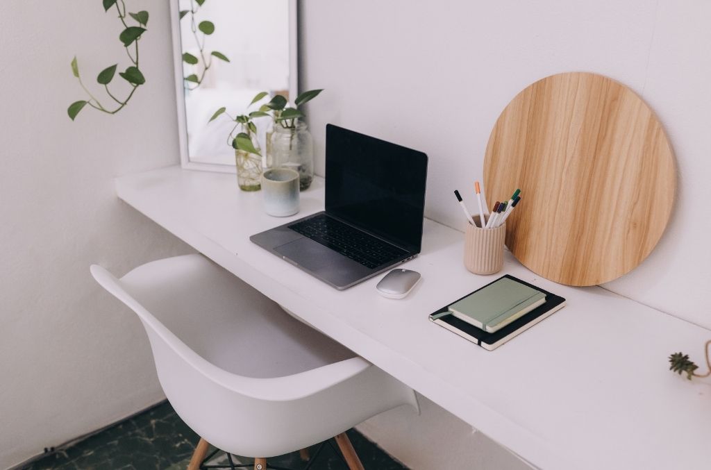 Choose comfortable sitting and functional desk